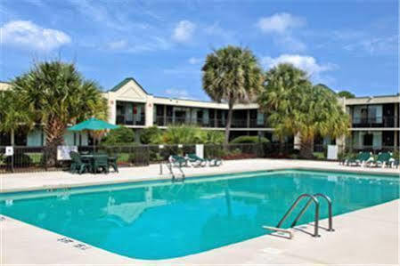 Clarion Inn&suites 2*